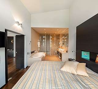 Chambre à coucher moderne avec salle de bains