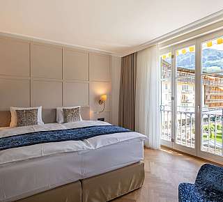 Chambre d’hôtel lumineuse avec vue sur la montagne