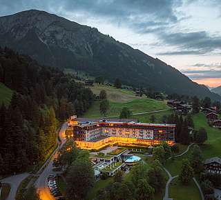 Alpendorf im Abendlicht