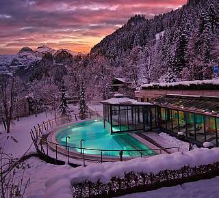 Piscine hivernale dans les montagnes